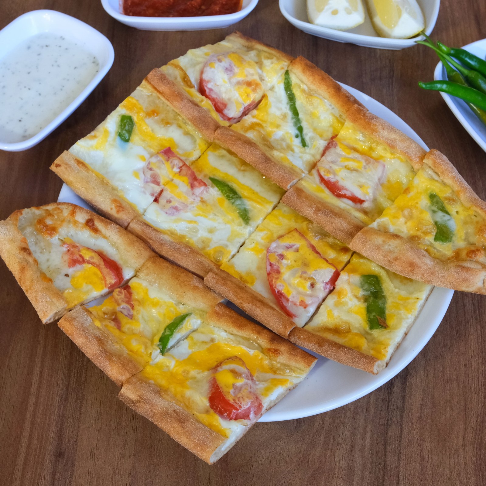 Kaşarlı Sebzeli Yumurtalı Pide