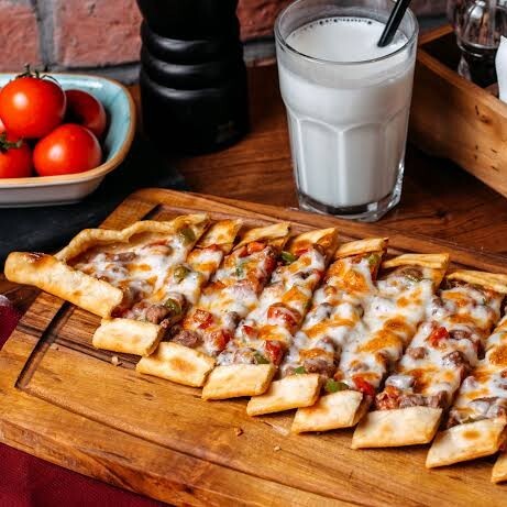 Kuşbaşı Kaşarlı Pide + Tatlı Menü