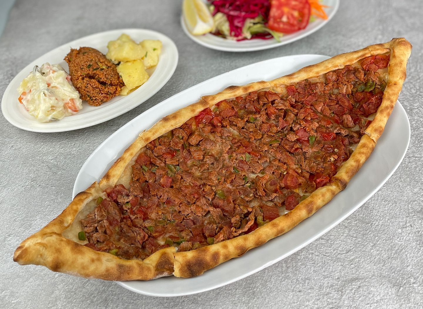 Kuşbaşılı Kaşar Peynirli Pide