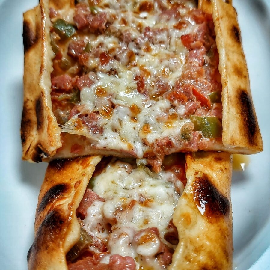 Kuşbaşılı Kaşarlı Pide