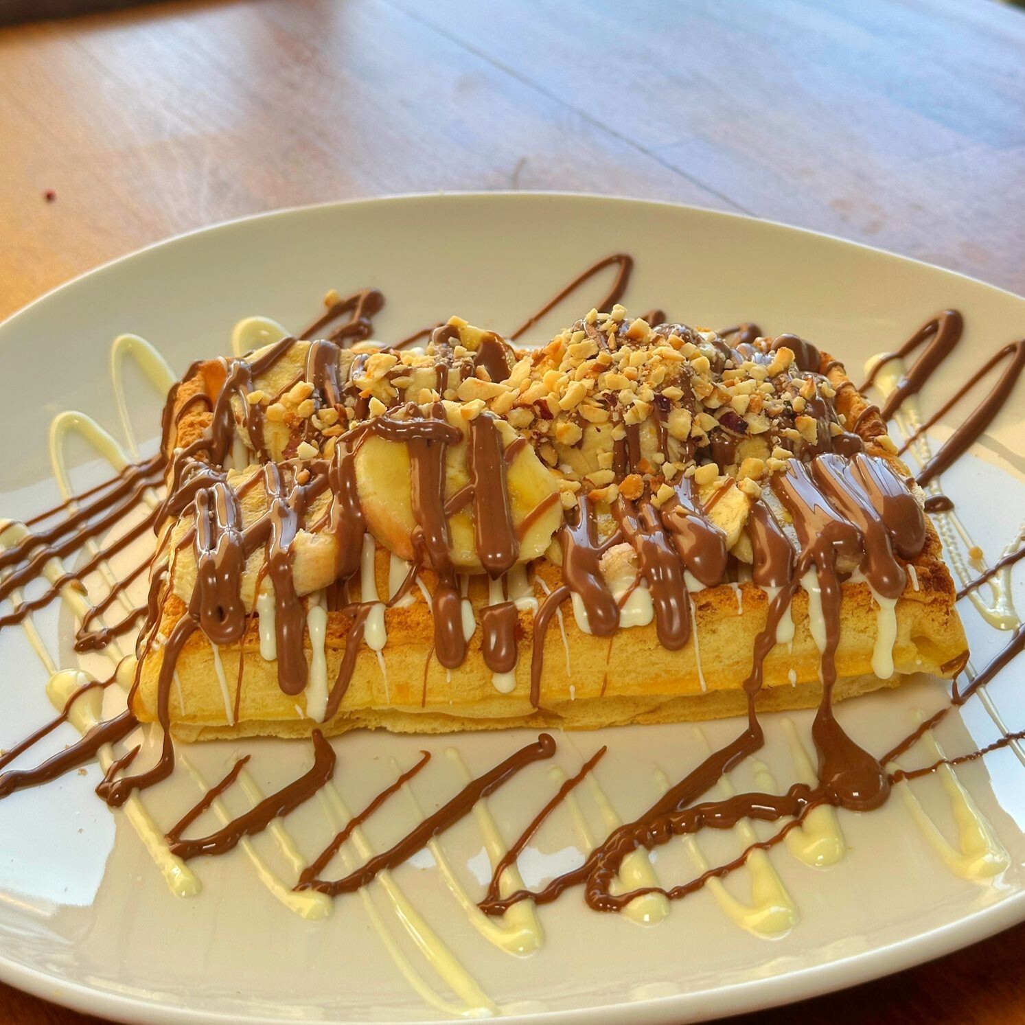 Beyaz ve Sütlü Çikolatalı Muzlu Waffle