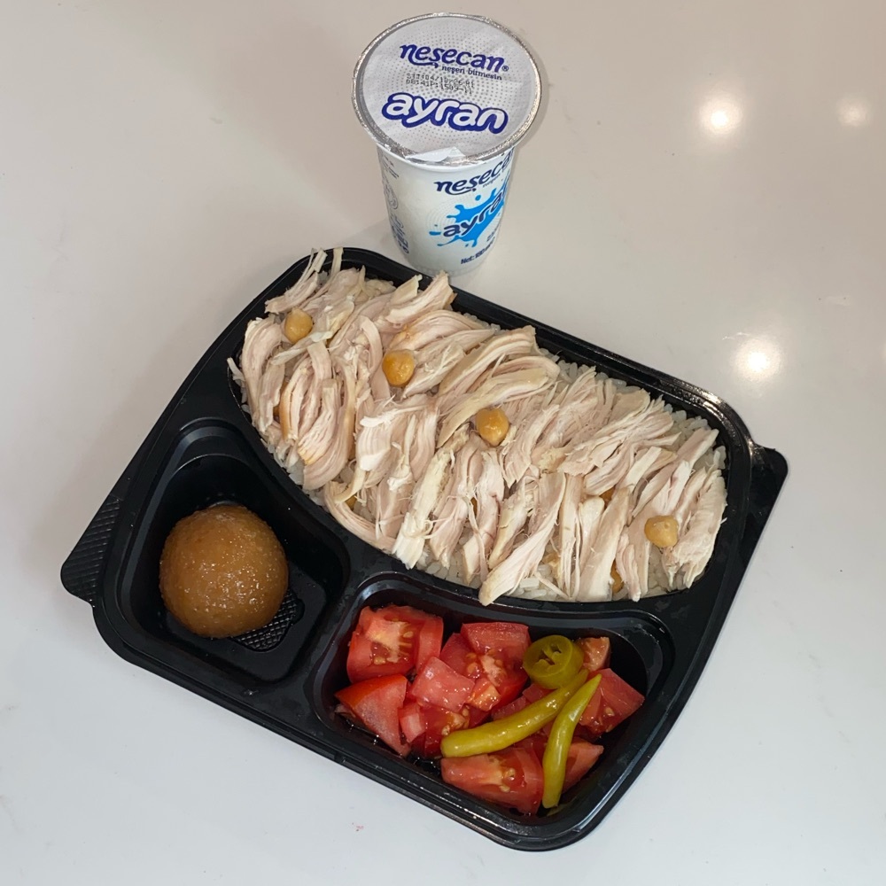 Menü tavuklu pilav nohutlu pilav + Ayran +Tatlı ikram