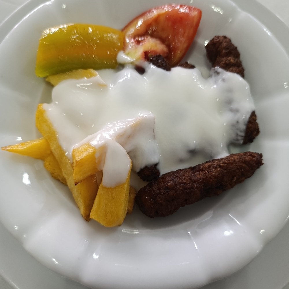 Yoğurtlu köfte, pilav, Kemalpaşa