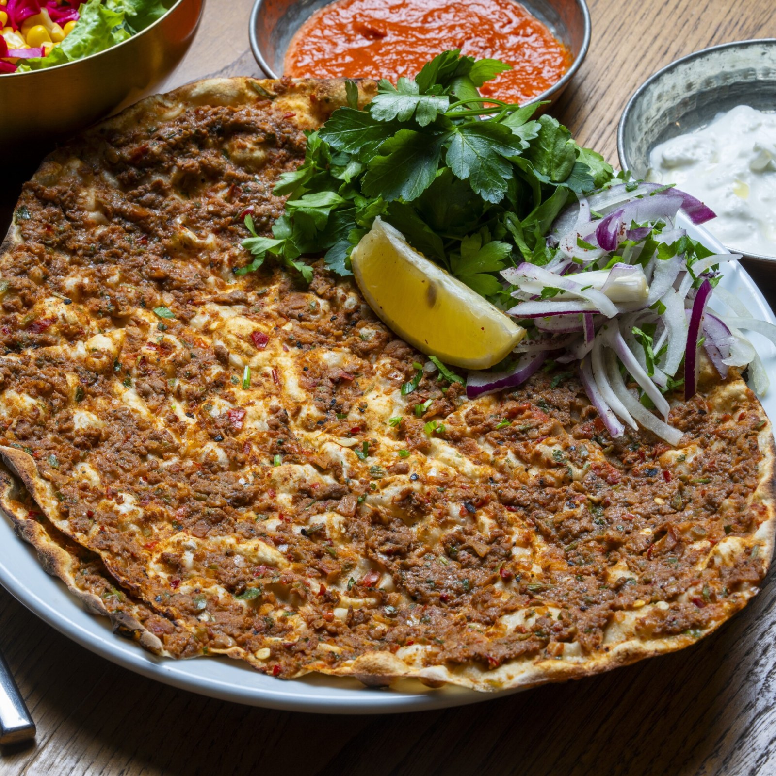 İkramlı Lahmacun (Maydanoz, Limon & Sumaklı Mor Soğan ile)