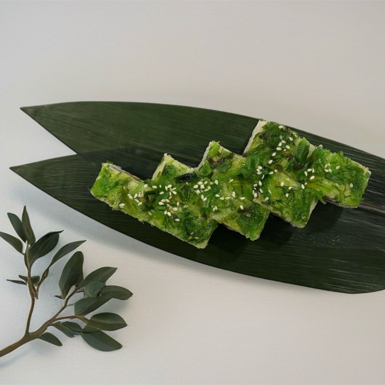 Wakame Salmon Roll (8 pcs.)