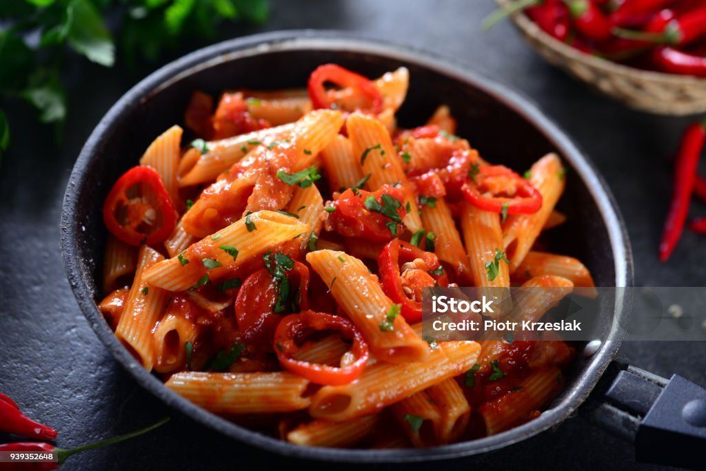 Arabiata soslu tavuklu penne acılı