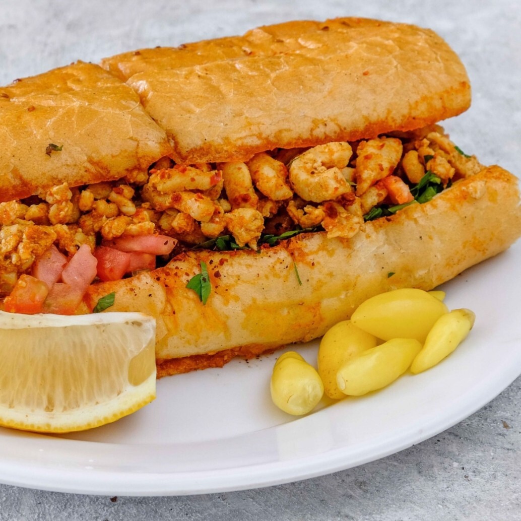 Bol Kaşarlı Ekmek Arası Tavuk Tantuni + 330 ml Coca-cola