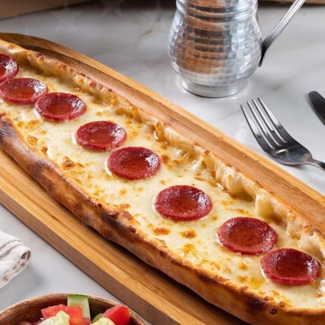 Kaşarlı Sucuklu Pide