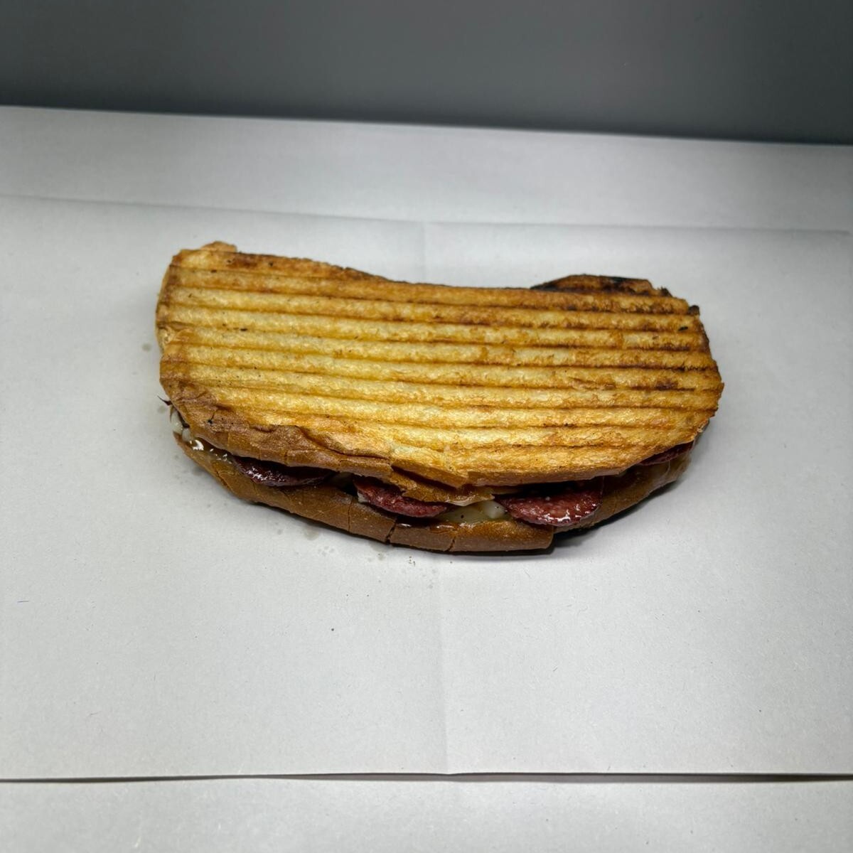 Ayvalık Ekmeğine Sucuklu Tost
