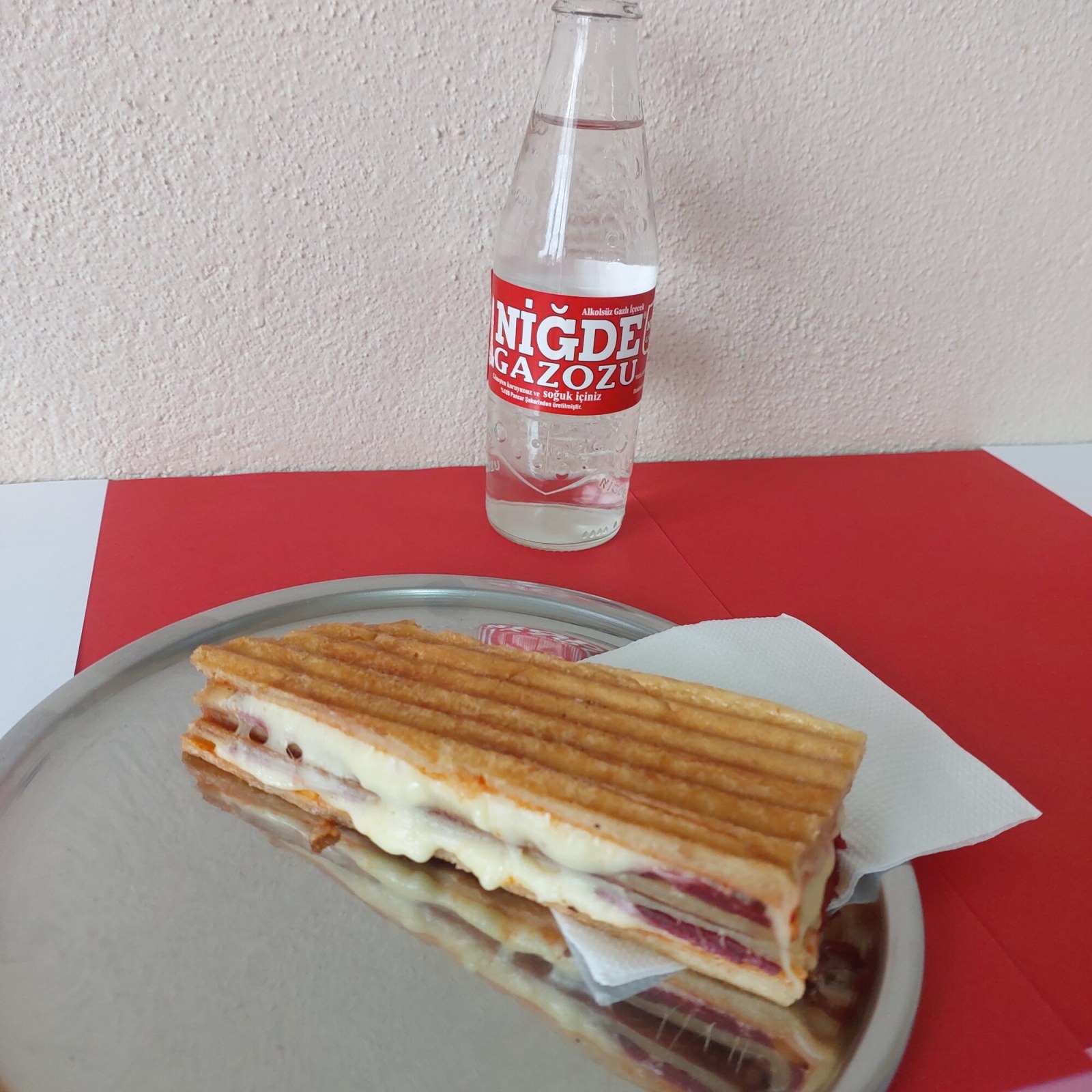 Yarım Ekmek Kaşarlı Tost