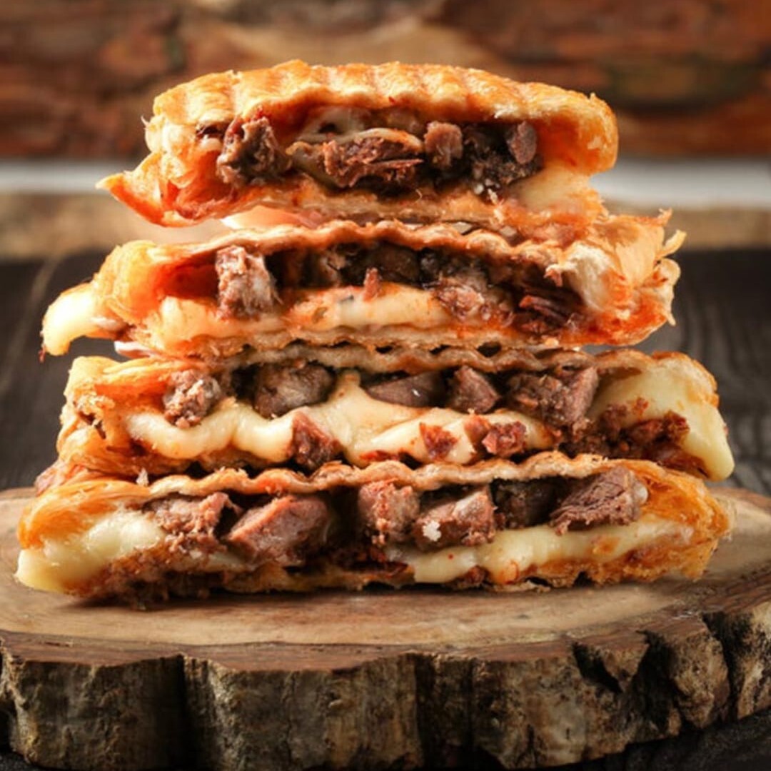 Kavurmalı Kaşarlı Bazlama Tost