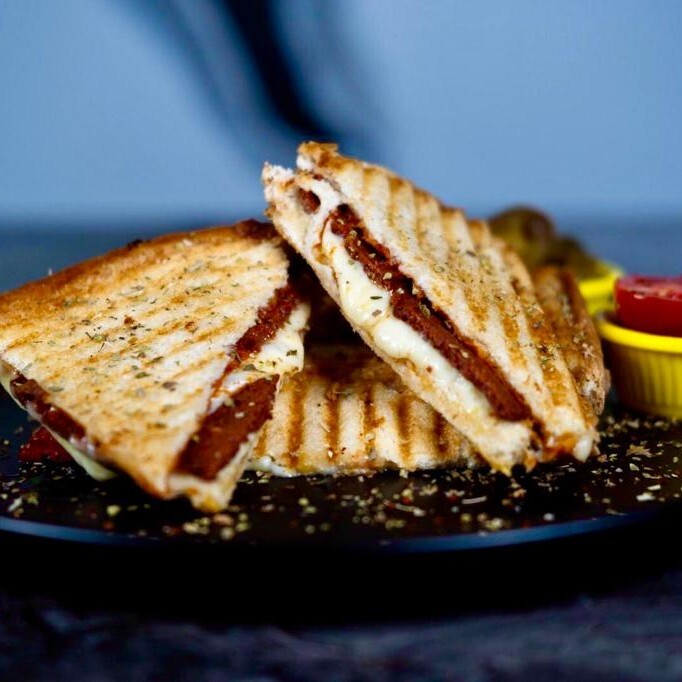Sucuklu Kaşarlı Tost