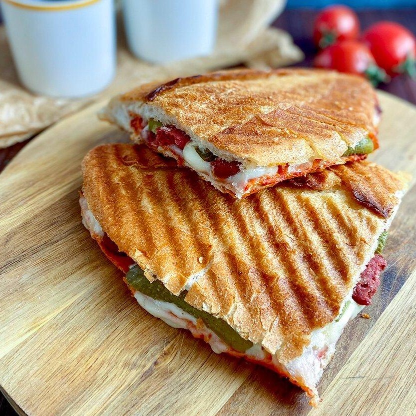Sucuklu-Kaşarlı Tost