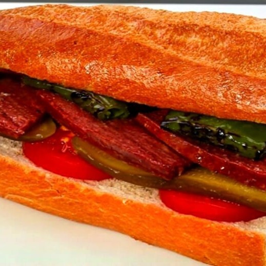 Üç Parça Ekmek Arası Sucuk
