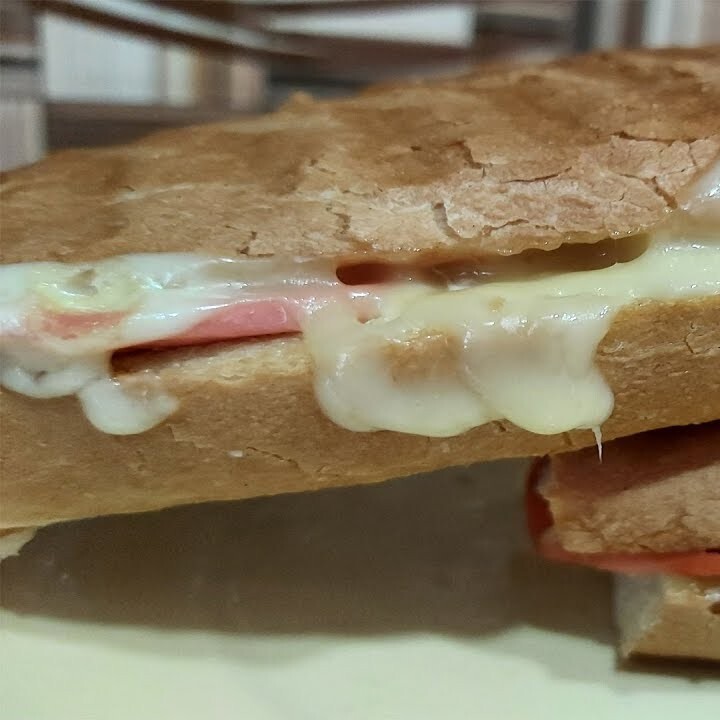 Kaşarlı Salamlı Domatesli Tost