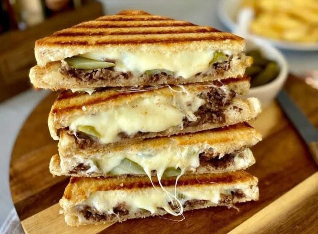 Yarım Ekmek Kavurmalı Kaşarlı Tost