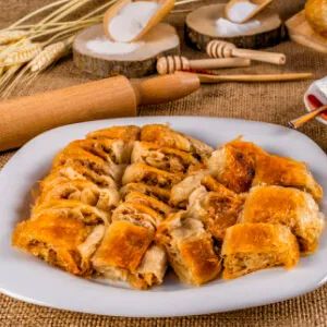 Meşhur Sarıyer Börekçisi (Çınar)